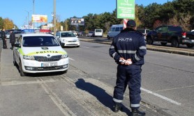 Un polițist a fost călcat de un automobil în timp ce dirija traficul la o intersecție din Capitală